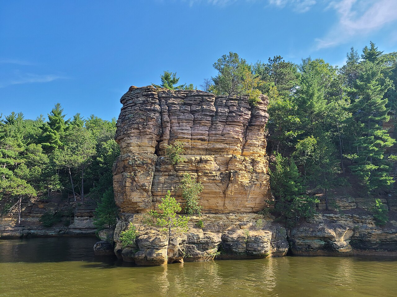 Sandstone cliffs above the Wisconsin River at Wisconsin Dells